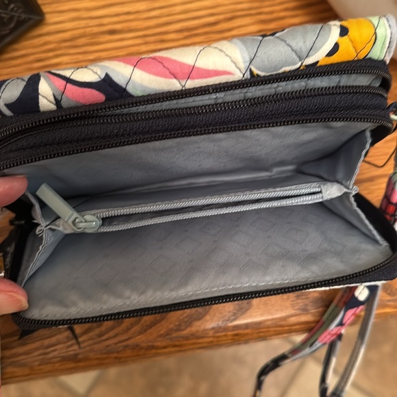 Brand new Vera Bradley crossbody wallet/phone purse - Picture 6 of 6